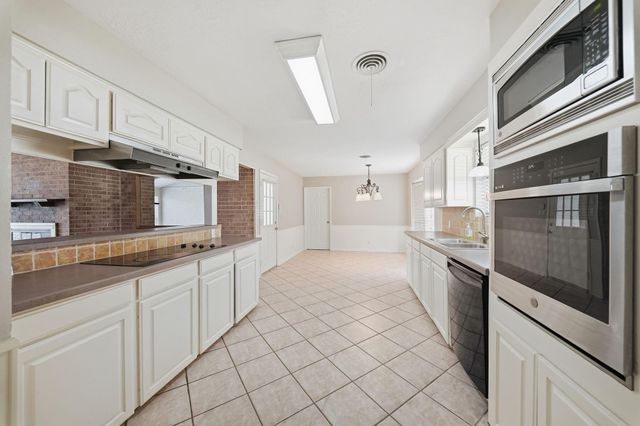 525 E Lake Drive, Livingston, TX 77351