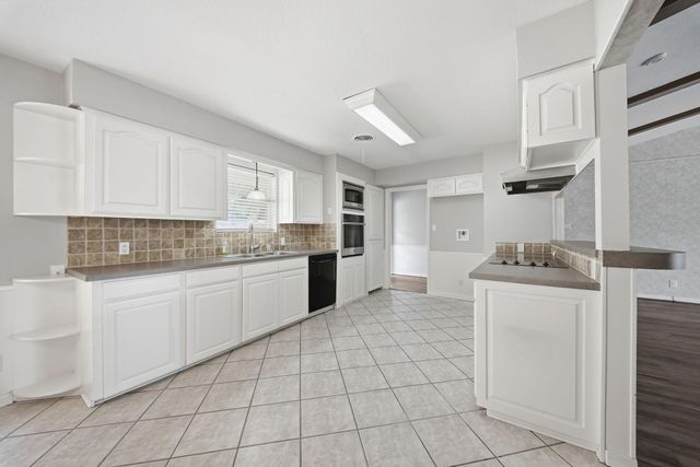 525 E Lake Drive, Livingston, TX 77351