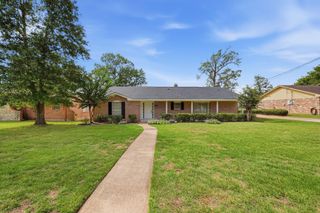 525 E Lake Drive, Livingston, TX 77351