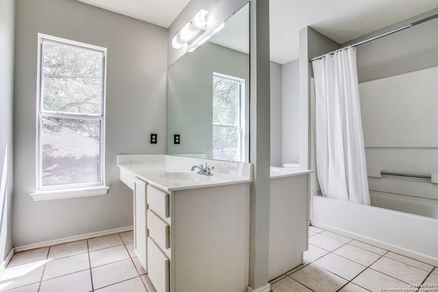 261 SAMANTHA DR, Schertz, TX 78154