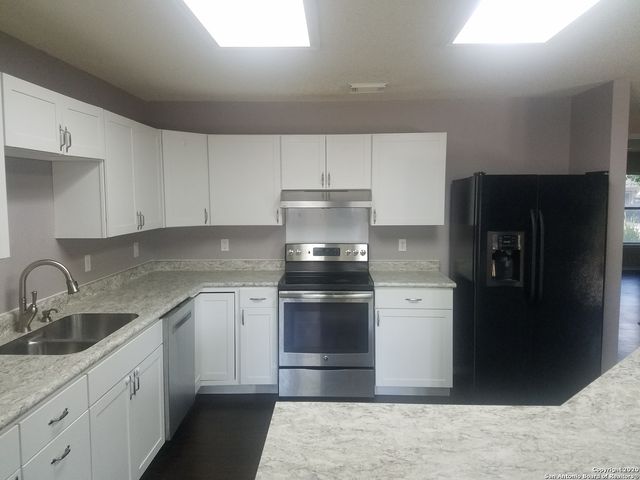 261 SAMANTHA DR, Schertz, TX 78154