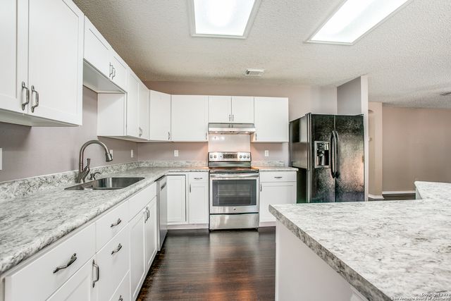 261 SAMANTHA DR, Schertz, TX 78154