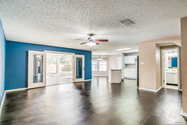 261 SAMANTHA DR, Schertz, TX 78154