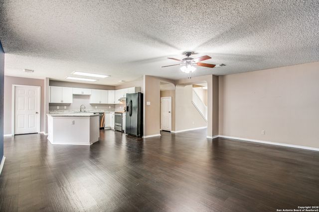 261 SAMANTHA DR, Schertz, TX 78154