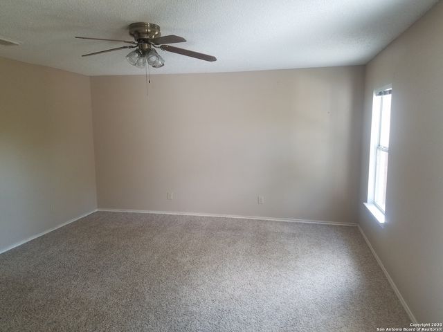 261 SAMANTHA DR, Schertz, TX 78154