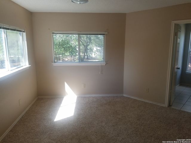 261 SAMANTHA DR, Schertz, TX 78154