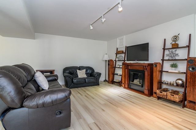 7 Westview Ave 7, Natick, MA 01760