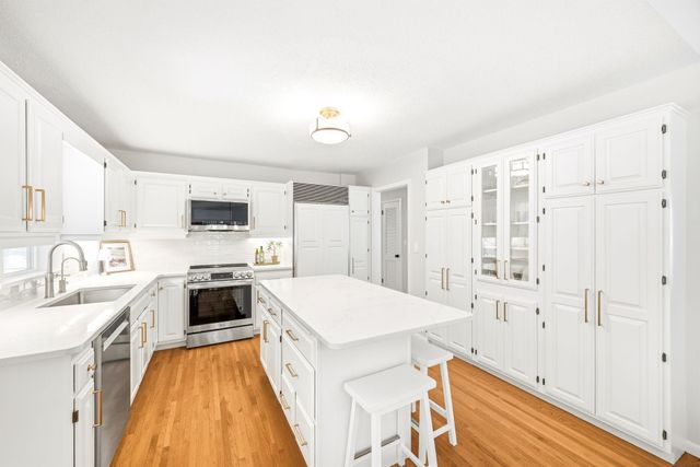 5950 Holiday Road, Minnetonka, MN 55345