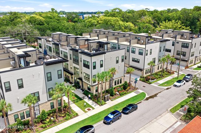 1611 PIAZZA Place, Jacksonville, FL 32207