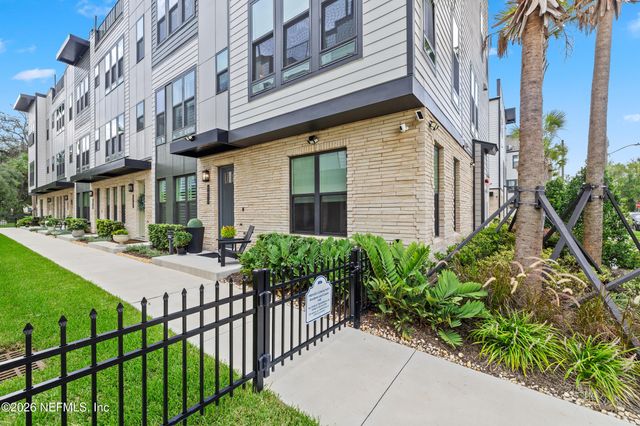 1611 PIAZZA Place, Jacksonville, FL 32207