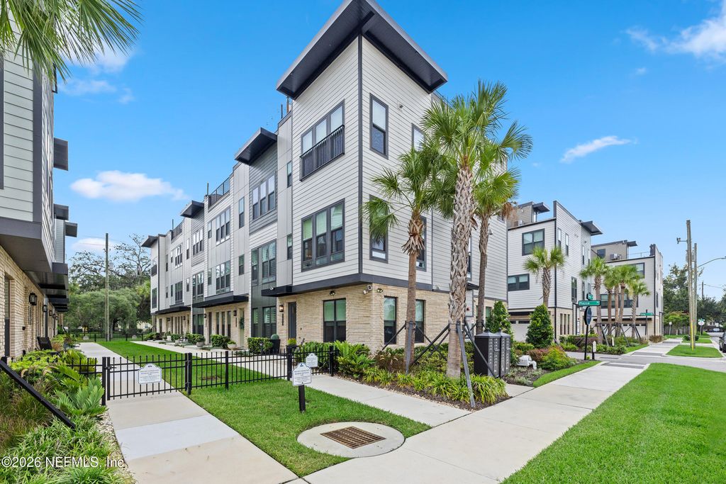 1611 PIAZZA Place, Jacksonville, FL 32207