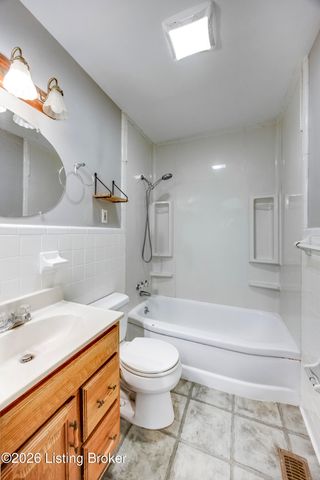 2008 Dogoon Dr, Louisville, KY 40223