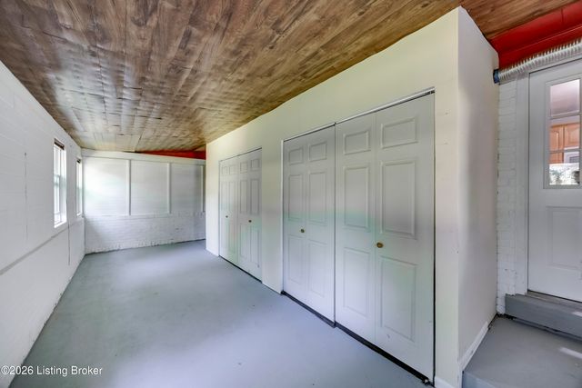 2008 Dogoon Dr, Louisville, KY 40223