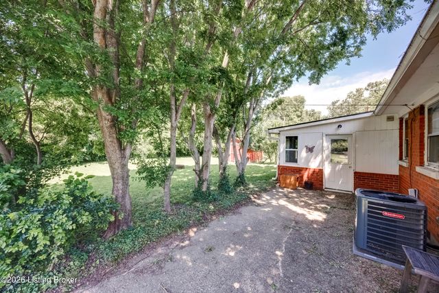 2008 Dogoon Dr, Louisville, KY 40223