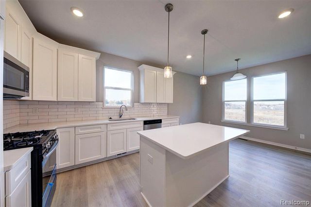 2014 Shale, Howell, MI 48843