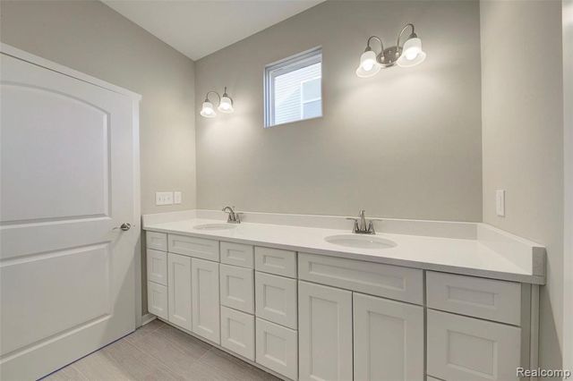 2014 Shale, Howell, MI 48843