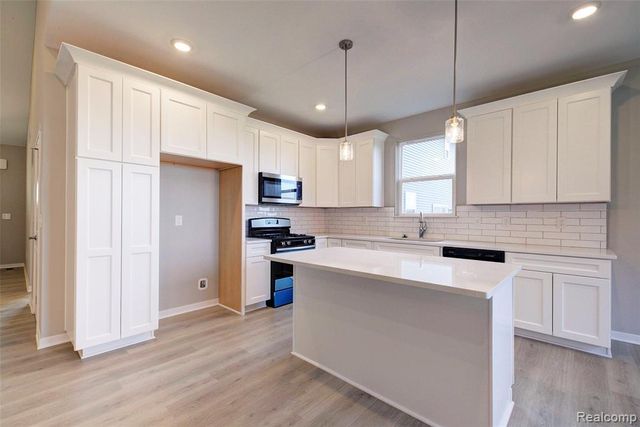 2014 Shale, Howell, MI 48843