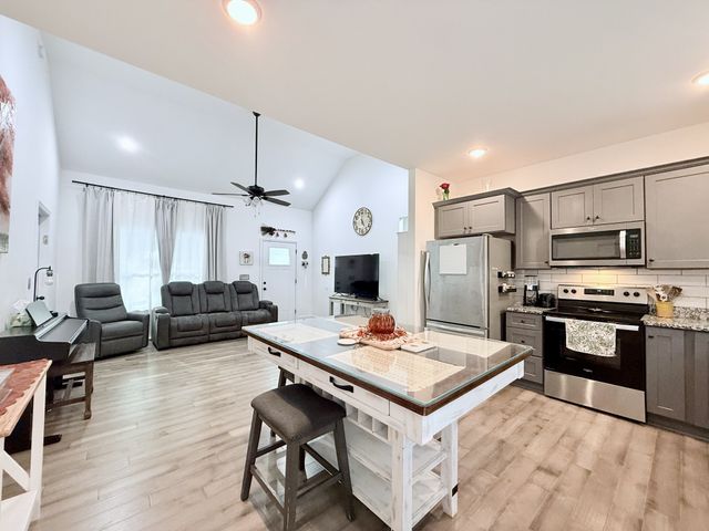1021 Woodmont Dr, Dickson, TN 37055