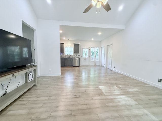 1021 Woodmont Dr, Dickson, TN 37055