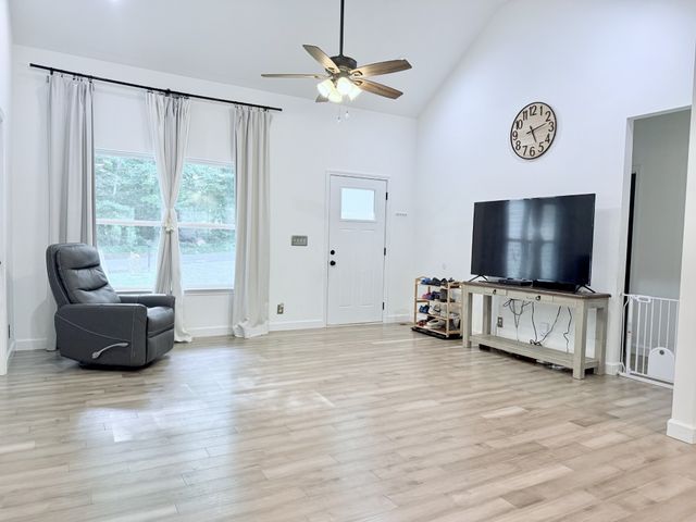 1021 Woodmont Dr, Dickson, TN 37055