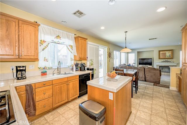 6130 W Avenue K2, Lancaster, CA 93536
