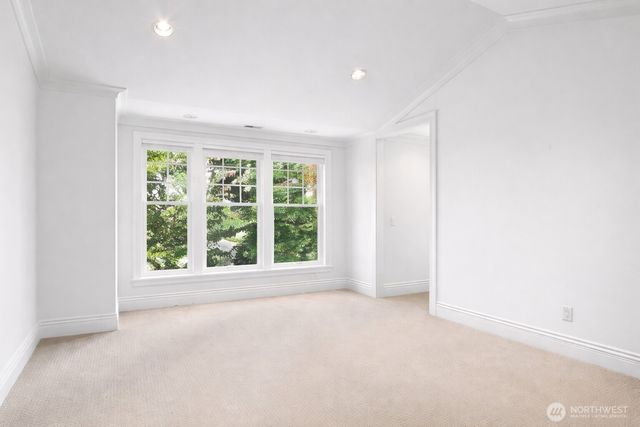 8975 NE 10th Street, Bellevue, WA 98004