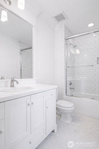 8975 NE 10th Street, Bellevue, WA 98004