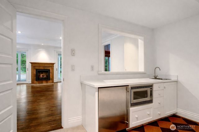 8975 NE 10th Street, Bellevue, WA 98004