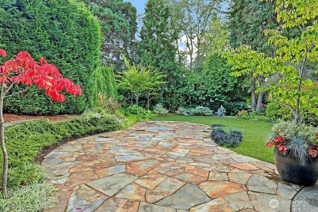 8975 NE 10th Street, Bellevue, WA 98004