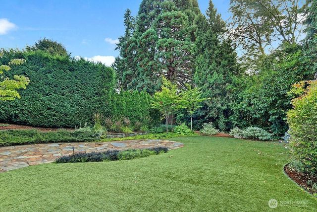 8975 NE 10th Street, Bellevue, WA 98004