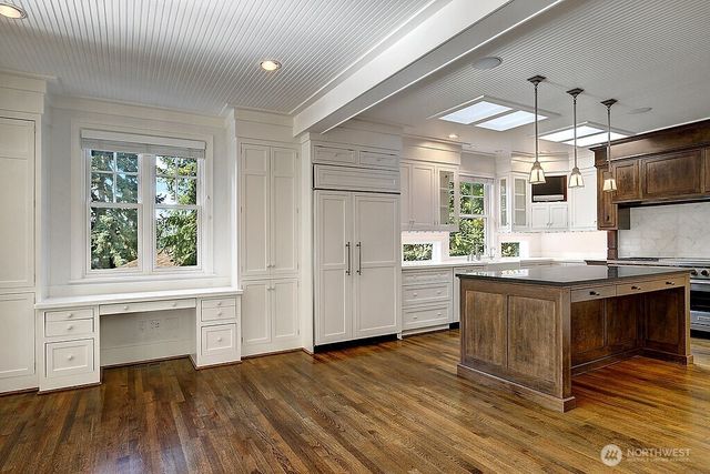 8975 NE 10th Street, Bellevue, WA 98004