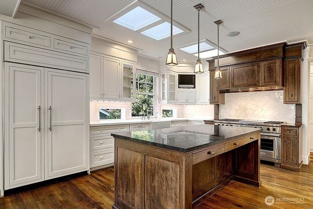 8975 NE 10th Street, Bellevue, WA 98004