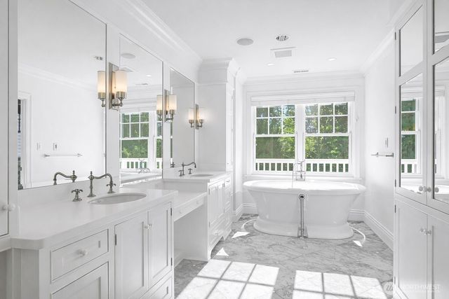 8975 NE 10th Street, Bellevue, WA 98004