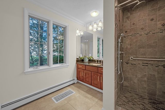14 Mctaggart St, Westborough, MA 01581