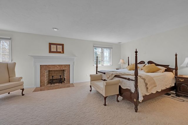 14 Mctaggart St, Westborough, MA 01581