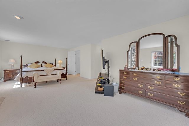 14 Mctaggart St, Westborough, MA 01581