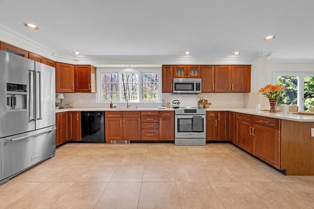 14 Mctaggart St, Westborough, MA 01581