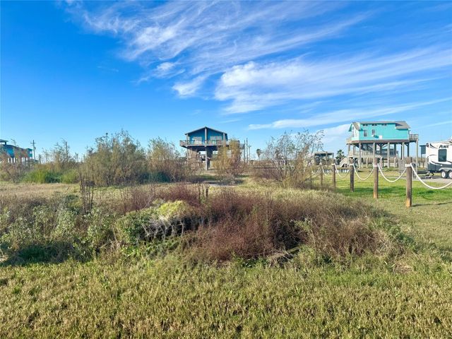 1057 Mabry Street, Gilchrist, TX 77617