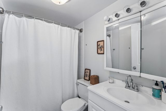 1712 Northfield Square F, Northfield, IL 60093