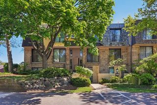 1712 Northfield Square F, Northfield, IL 60093