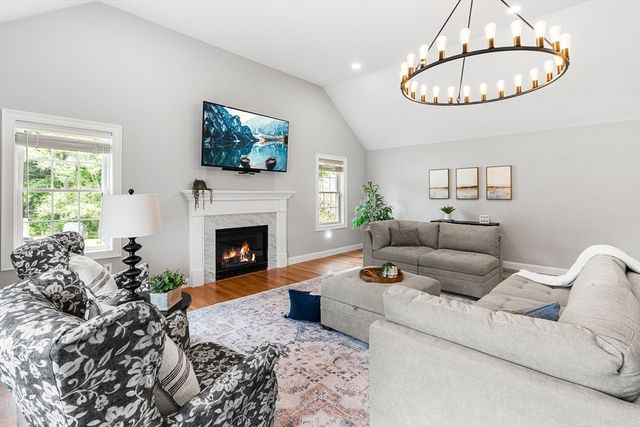 27A Devonshire Dr, Billerica, MA 01821