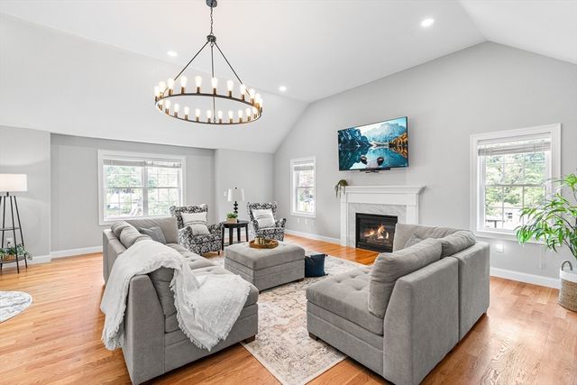 27A Devonshire Dr, Billerica, MA 01821