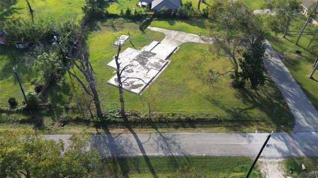 6403 Spencer Drive, Jones Creek, TX 77541