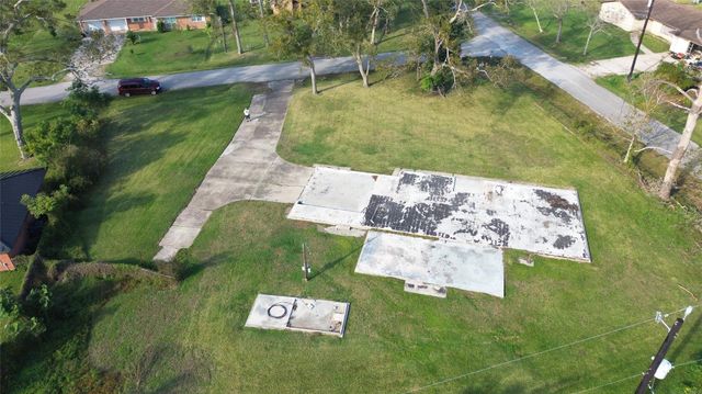 6403 Spencer Drive, Jones Creek, TX 77541