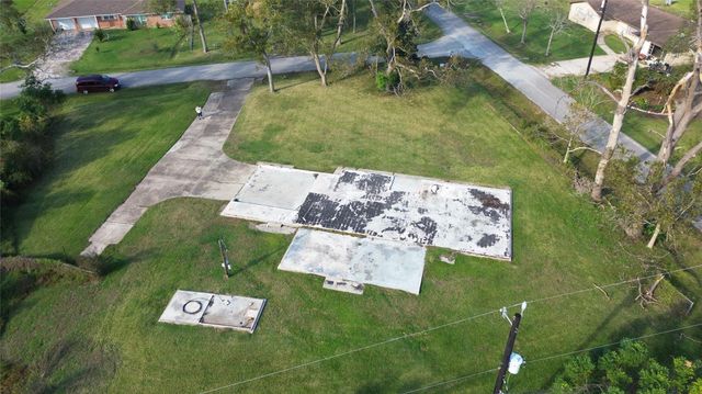 6403 Spencer Drive, Jones Creek, TX 77541