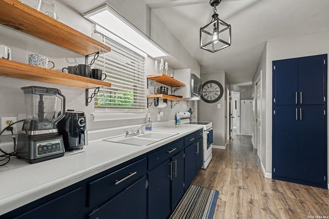 3210 Kirby Dr, Kirby, TX 78219