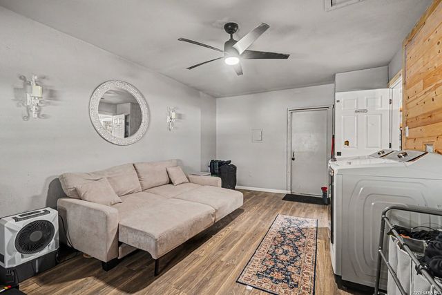 3210 Kirby Dr, Kirby, TX 78219