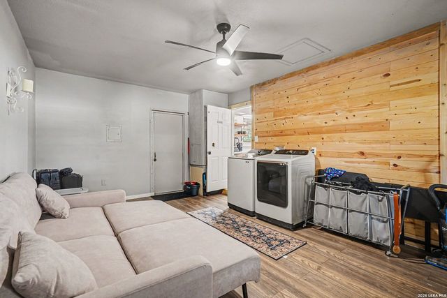 3210 Kirby Dr, Kirby, TX 78219