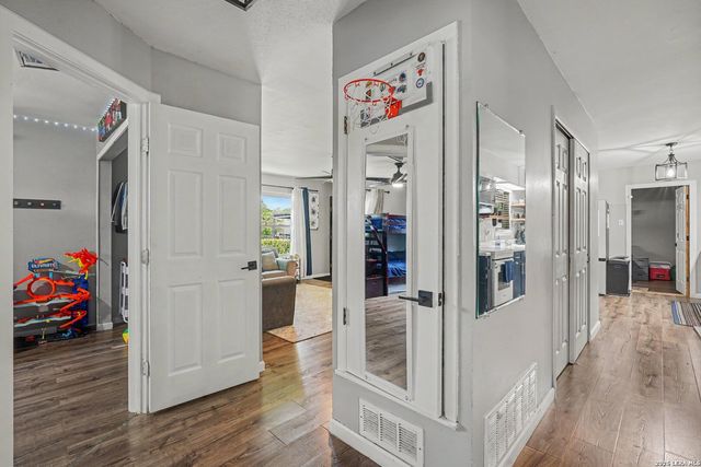 3210 Kirby Dr, Kirby, TX 78219
