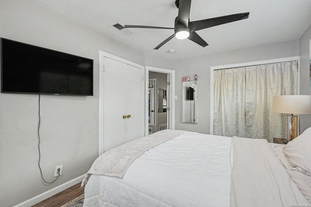 3210 Kirby Dr, Kirby, TX 78219